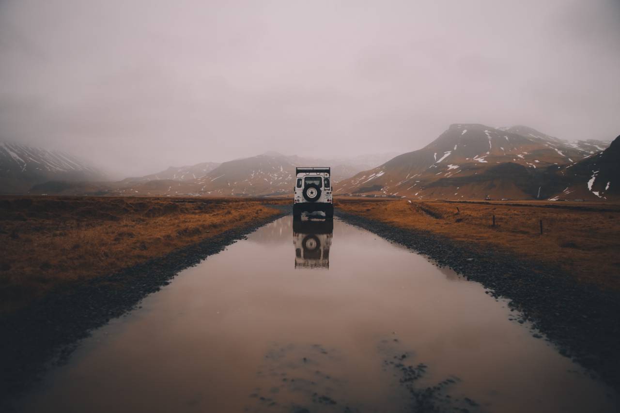 la carretera, vehículo, montañas, reflejar, nubes, césped, niebla, campo, viajar, viaje, cielo, jeep, reflexión, nieve, agua, árboles, cerca,