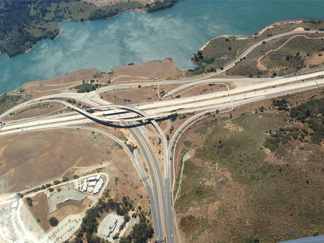 Carreteras, autopistas, salidas, viaducto, agua, lago, sobrecarga, vista aérea,