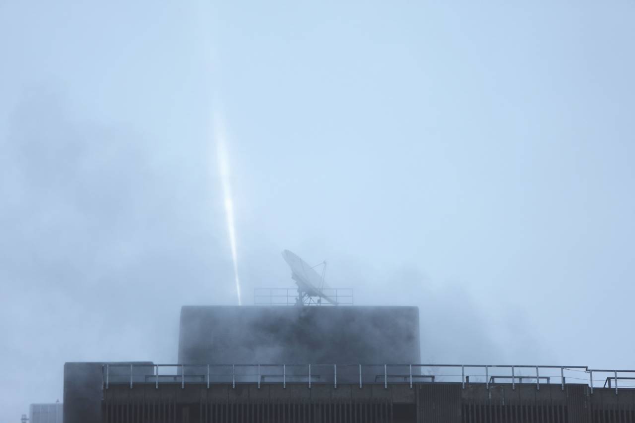 Azotea, antena parabólica, foco, haz, cielo, nubes, humo,