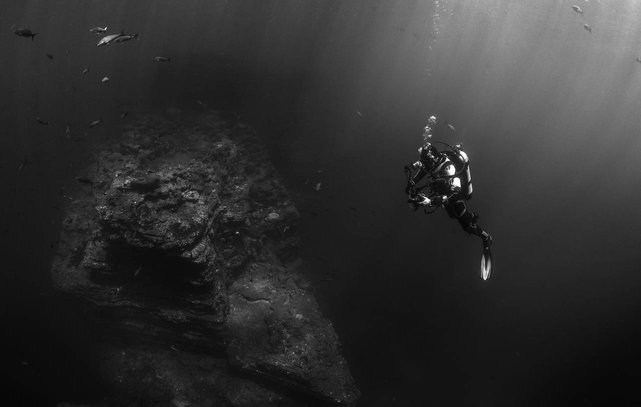 scuba diving, dive, bubbles, under water, rocks, oxygen, flippers, sea, fish, dark
, 