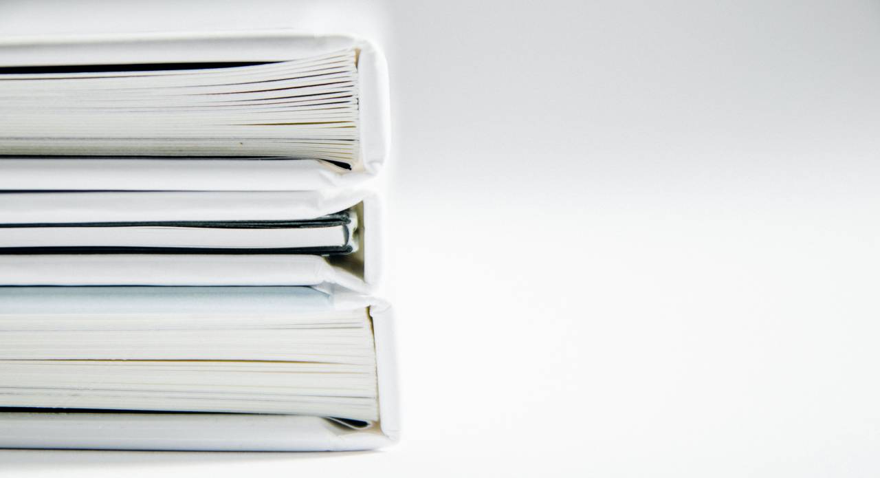 Todavía, artículos, cosas, libros, diarios, apilar, pila, minimalista, blanco,