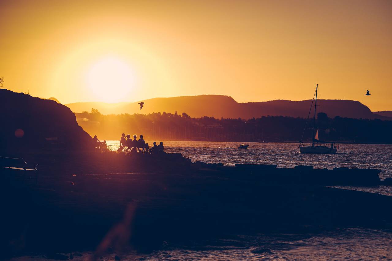 puesta de sol, anochecer, cielo, playa, arena, orilla, costa, velero, aves, gente, silueta, sombras, océano, mar, lago, agua, paisaje, naturaleza, verano,