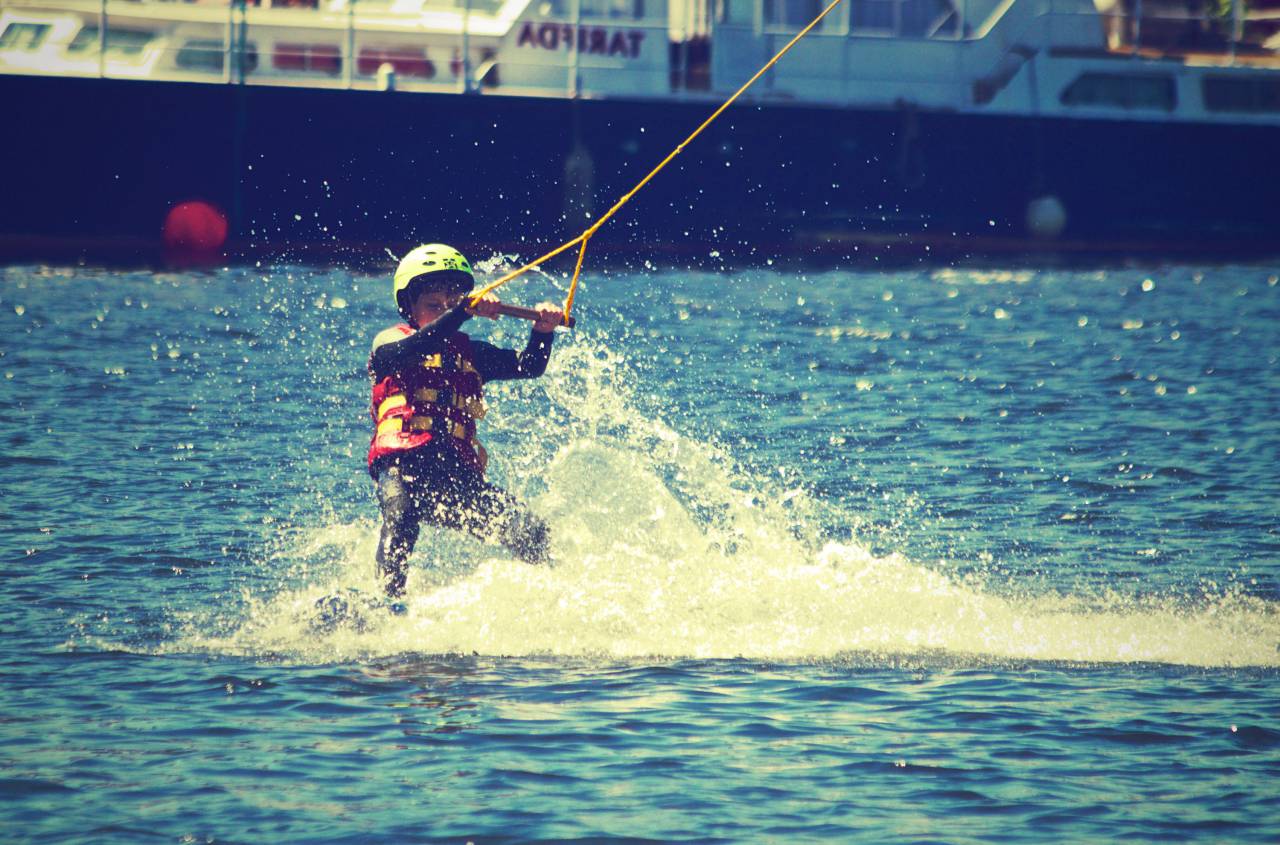 Esquí acuático, chico, niño, niño, cuerda, chaleco salvavidas, casco, barco, splash,