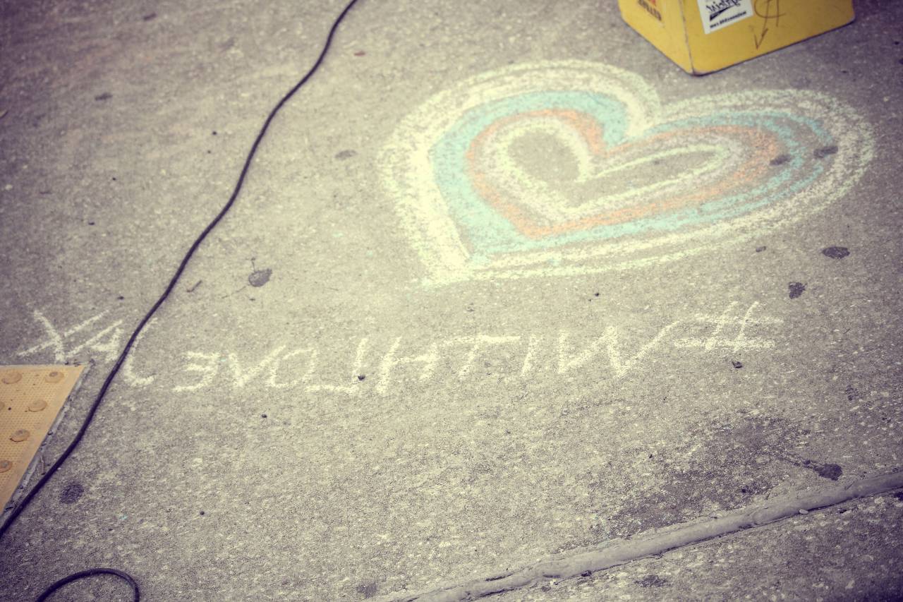 Con amor, tiza, ruta de hormigón, firmar, graffiti, calle, viajes, corazón, arco iris, colores