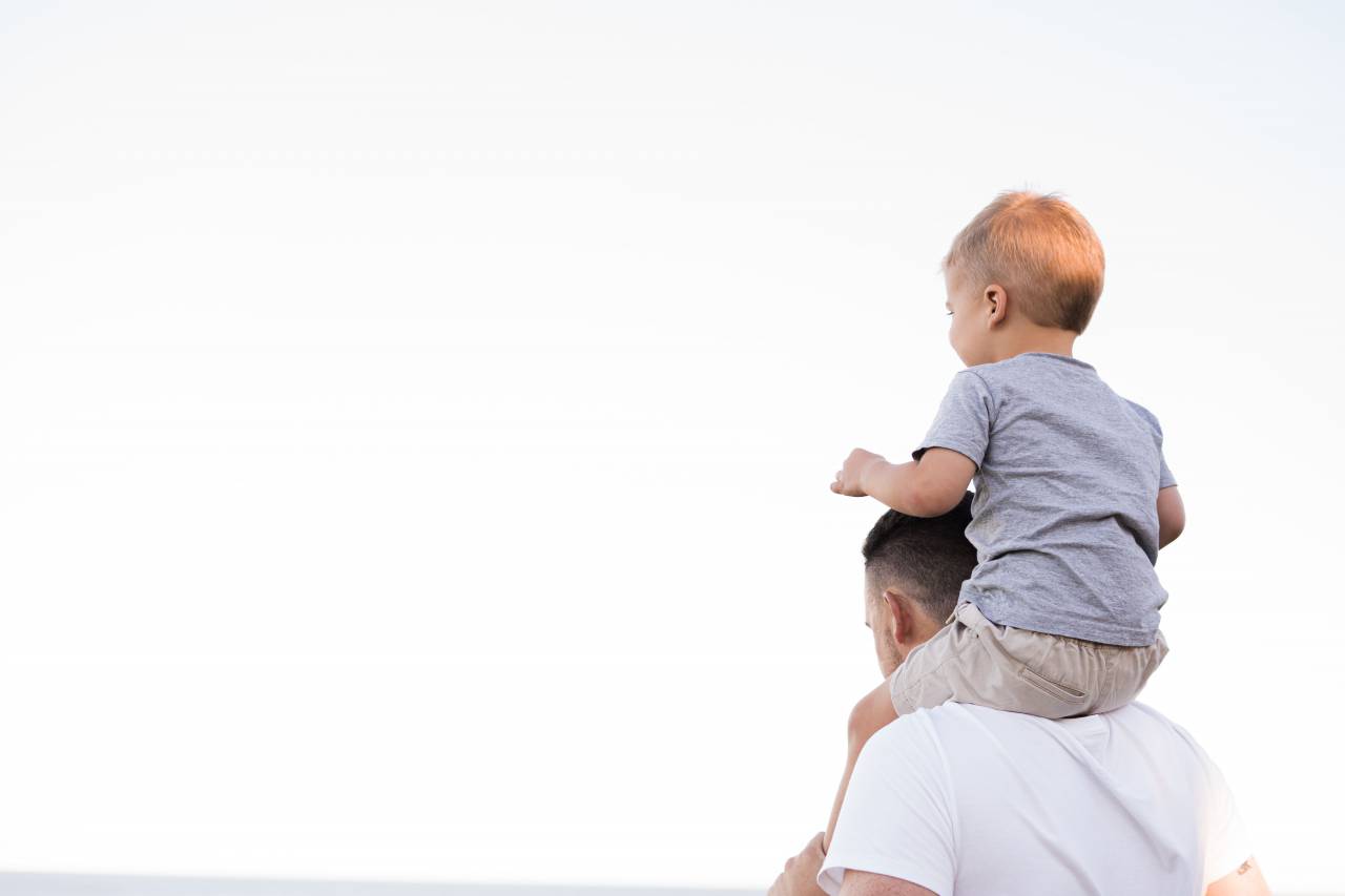 padre, hijo, familia, amor, vínculo, relación, recuerdos, toda la vida, feliz, alegría, risa, aventura, naturaleza, aire libre, deportes, juegos, actividades, aprendizaje, enseñanza, crecimiento, unión, aprecio, celebración,
