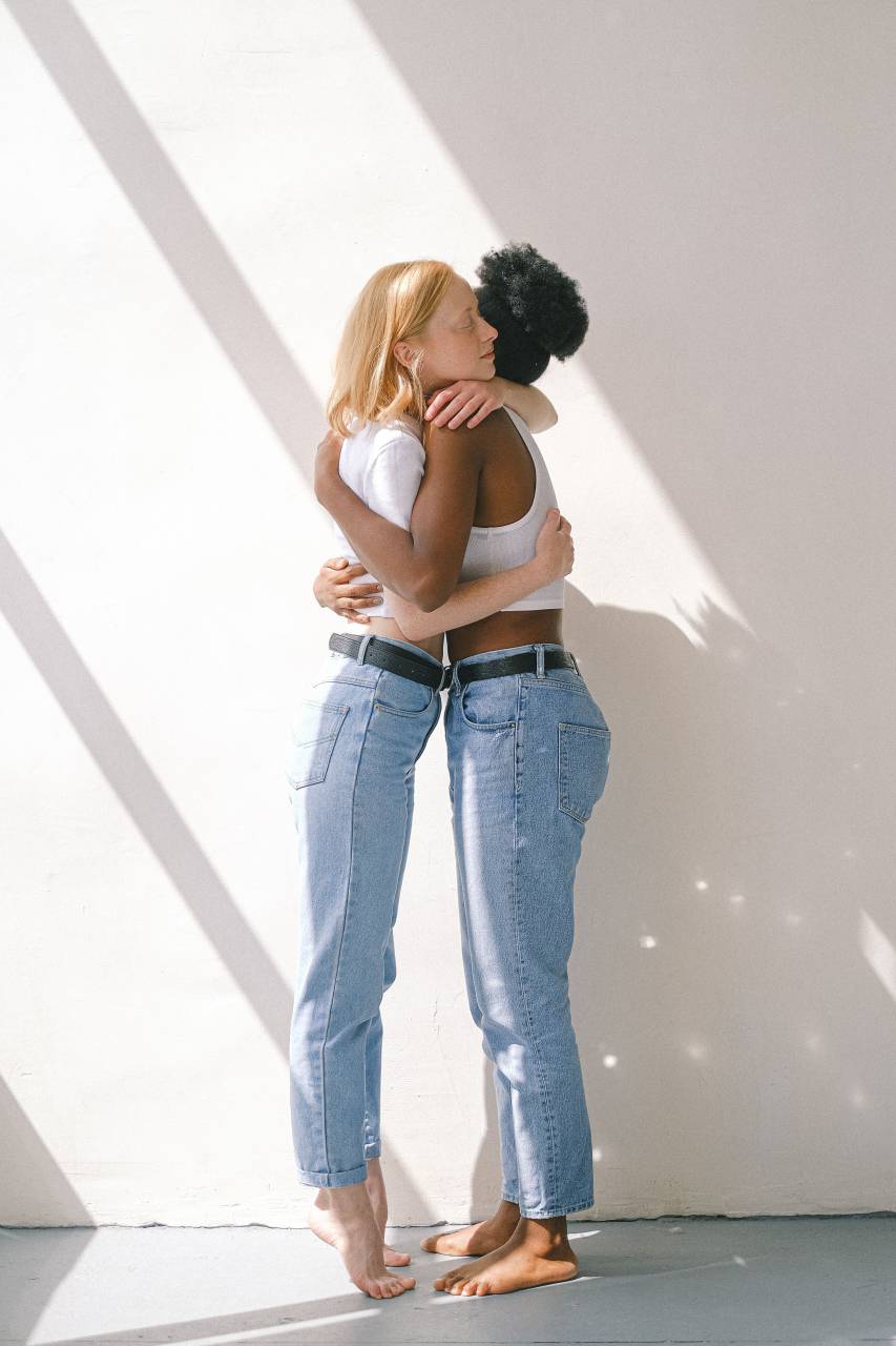 Amor, Lesbiana, LGBT, Pareja, Cariño, Relación, Felicidad, Unión, Romance, Intimidad, Vinculación, Abrazo, Sonriendo, Alegre, Cuidando, Apoyo, Igualdad, Diversidad, Orgullo, Conexión, Feliz, Tomados de la mano, Fideicomiso, Aceptación, Amistad , Bello, Emotivo, Socios, Unidad, Sereno,