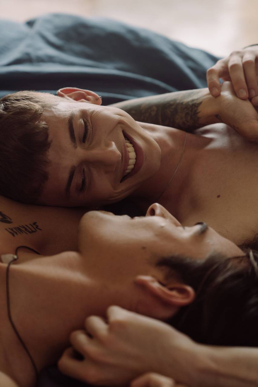 Amor, Gay, LGBT, Pareja, Cariño, Relación, Felicidad, Unión, Romance, Intimidad, Vinculación, Abrazo, Sonriendo, Alegre, Cuidando, Apoyo, Igualdad, Diversidad, Orgullo, Conexión, Feliz, Tomados de la mano, Fideicomiso, Aceptación, Amistad , Bello, Emotivo, Socios, Unidad, Storytelling,