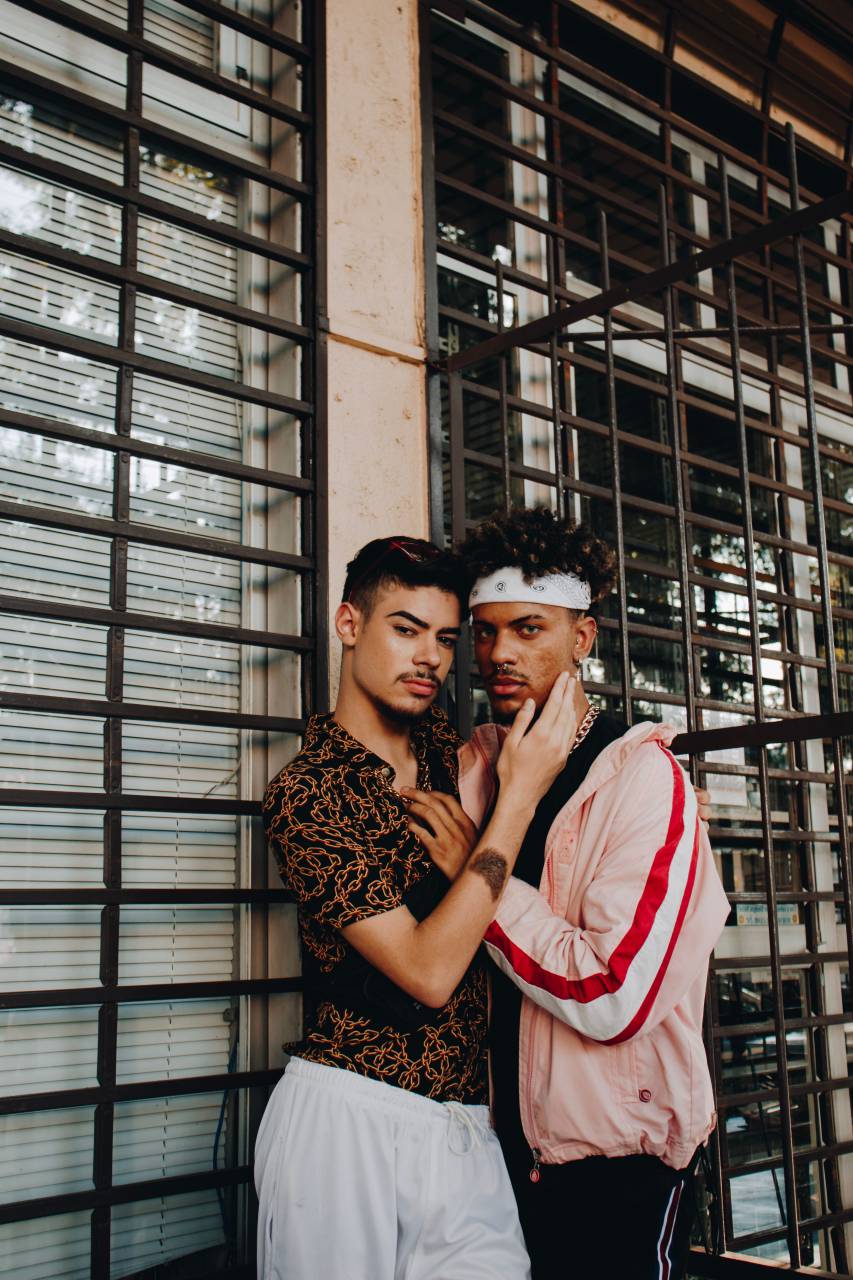 Amor, Gay, LGBT, Pareja, Cariño, Relación, Felicidad, Unión, Romance, Intimidad, Vinculación, Abrazo, Sonriendo, Alegre, Cuidando, Apoyo, Igualdad, Diversidad, Orgullo, Conexión, Feliz, Tomados de la mano, Fideicomiso, Aceptación, Amistad , Bello, Emotivo, Socios, Unidad, Storytelling,