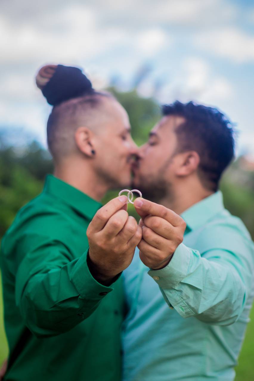 Amor, Gay, LGBT, Pareja, Cariño, Relación, Felicidad, Unión, Romance, Intimidad, Vinculación, Abrazo, Sonriendo, Alegre, Cuidando, Apoyo, Igualdad, Diversidad, Orgullo, Conexión, Feliz, Tomados de la mano, Fideicomiso, Aceptación, Amistad , Bello, Emotivo, Socios, Unidad, Storytelling,