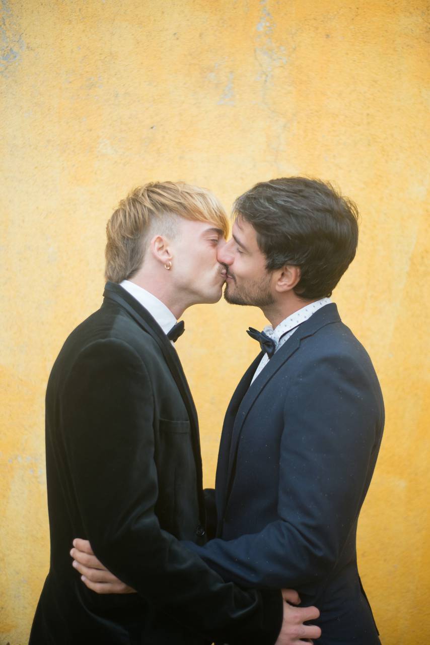 Amor, Gay, LGBT, Pareja, Cariño, Relación, Felicidad, Unión, Romance, Intimidad, Vinculación, Abrazo, Sonriendo, Alegre, Cuidando, Apoyo, Igualdad, Diversidad, Orgullo, Conexión, Feliz, Tomados de la mano, Fideicomiso, Aceptación, Amistad , Bello, Emotivo, Socios, Unidad, Storytelling,