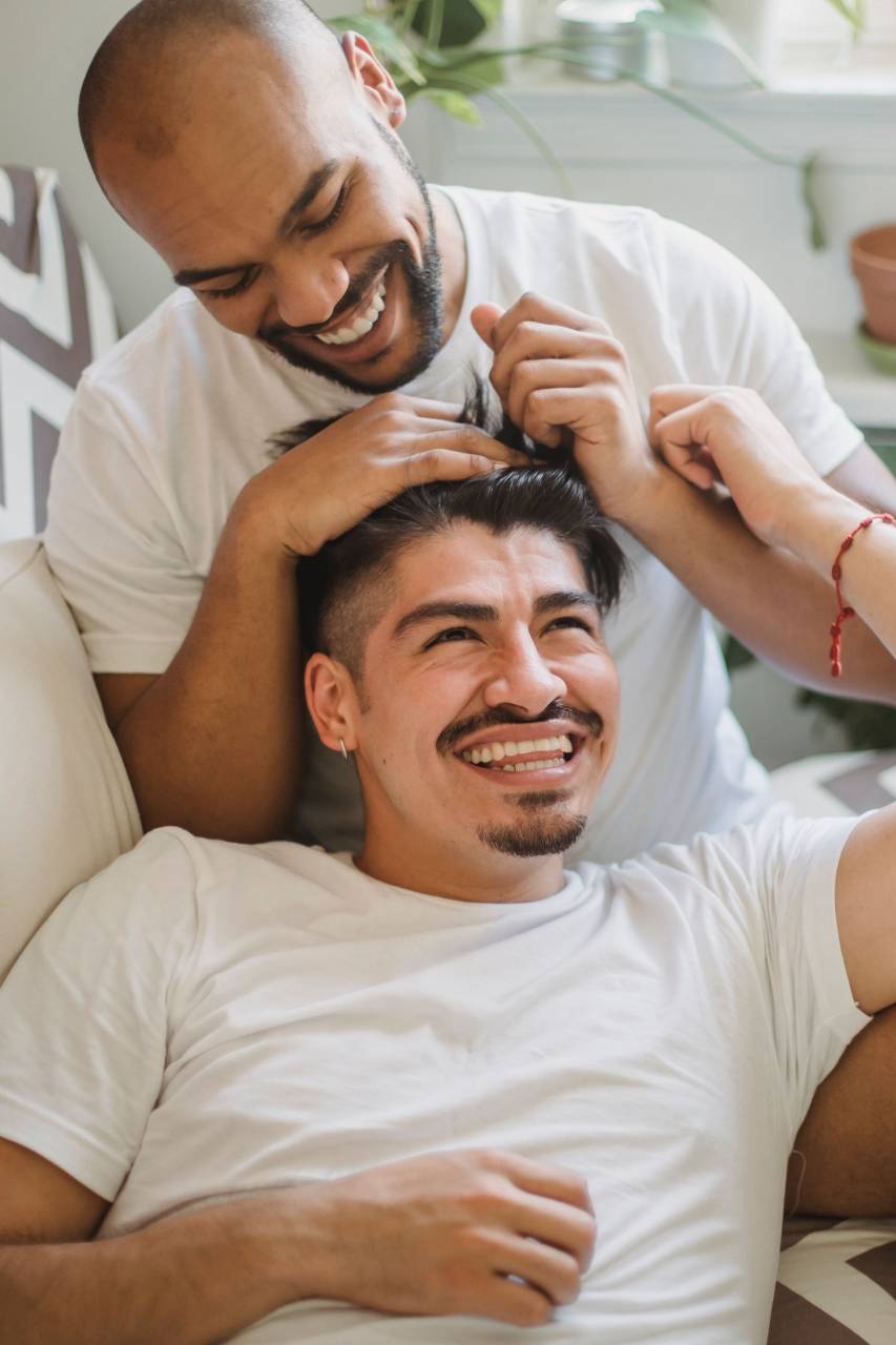 Amor, Gay, LGBT, Pareja, Cariño, Relación, Felicidad, Unión, Romance, Intimidad, Vinculación, Abrazo, Sonriendo, Alegre, Cuidando, Apoyo, Igualdad, Diversidad, Orgullo, Conexión, Feliz, Tomados de la mano, Fideicomiso, Aceptación, Amistad , Bello, Emotivo, Socios, Unidad, Storytelling,