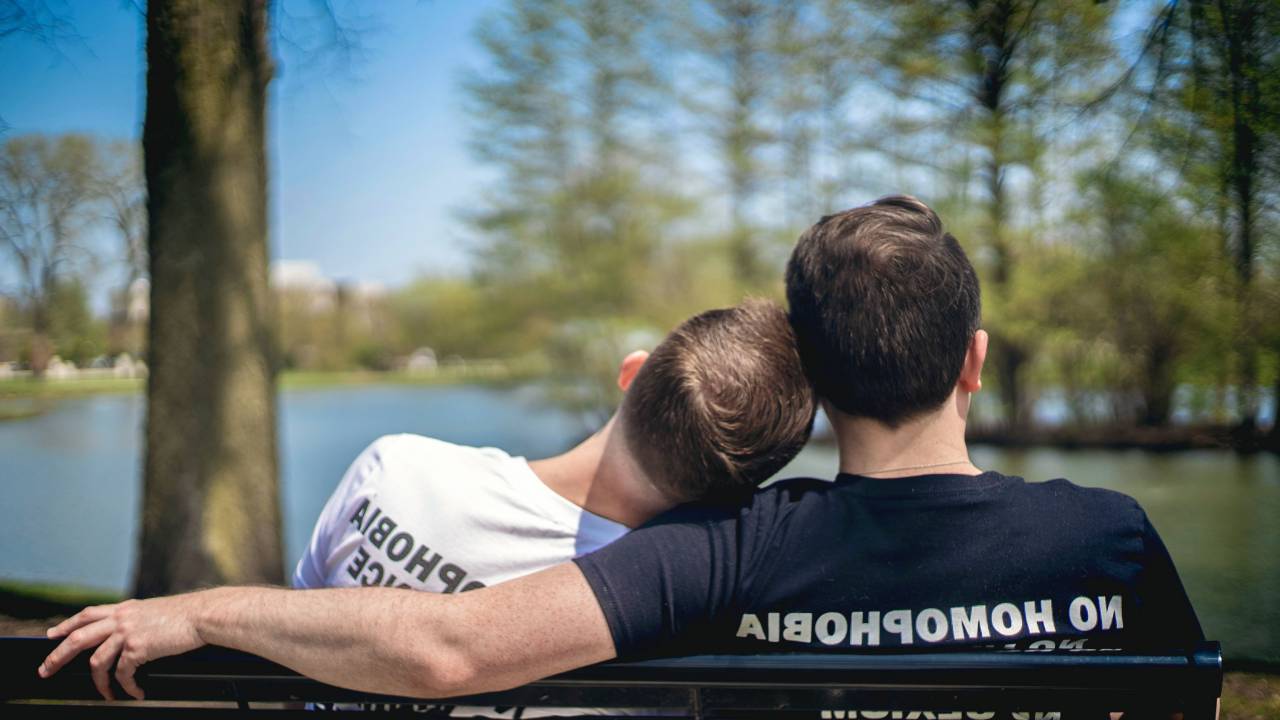 Amor, Gay, LGBT, Pareja, Cariño, Relación, Felicidad, Unión, Romance, Intimidad, Vinculación, Abrazo, Sonriendo, Alegre, Cuidando, Apoyo, Igualdad, Diversidad, Orgullo, Conexión, Feliz, Tomados de la mano, Fideicomiso, Aceptación, Amistad , Bello, Emotivo, Socios, Unidad, Storytelling,
