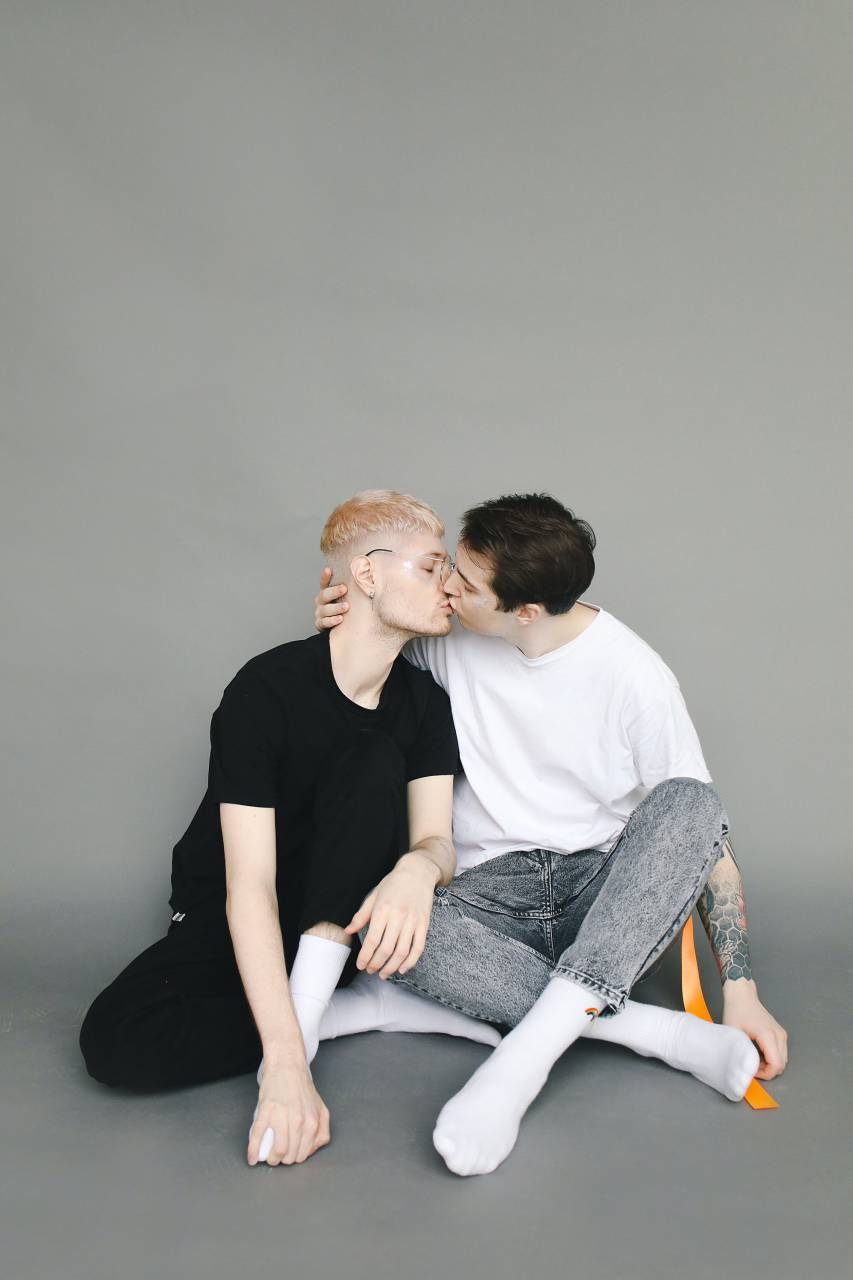 Amor, Gay, LGBT, Pareja, Cariño, Relación, Felicidad, Unión, Romance, Intimidad, Vinculación, Abrazo, Sonriendo, Alegre, Cuidando, Apoyo, Igualdad, Diversidad, Orgullo, Conexión, Feliz, Tomados de la mano, Fideicomiso, Aceptación, Amistad , Bello, Emotivo, Socios, Unidad, Storytelling,