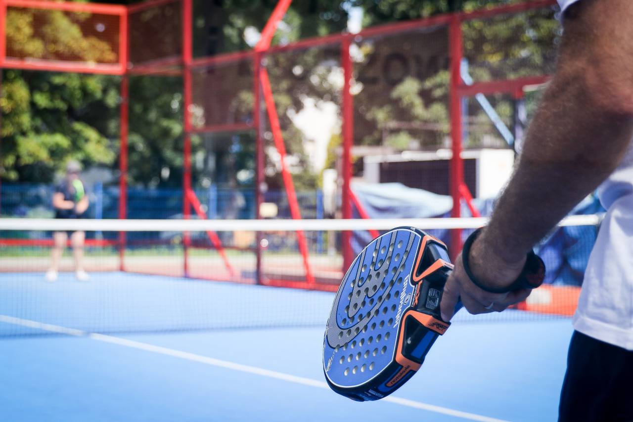 padel;jugador,deporte,hombres,al aire libre,atleta,tenis,una persona,deporte competitivo,ejercicio,competencia,estilo de vida saludable,adulto,entrenamiento deportivo,persecución recreativa,macho,mano humana,actividad de ocio,