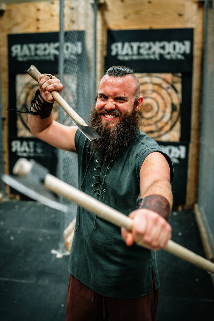 Guerrero vikingo, retrato, listo para la batalla, hacha, espada, escudo, casco, armadura, cota de malla, piel, barba, bigote, cabello largo, enojado, feroz, decidido, valiente, fuerte, cultura guerrera, mitología nórdica, Escandinavia, siglo IX, moderno, recreación histórica, siglo 10,
