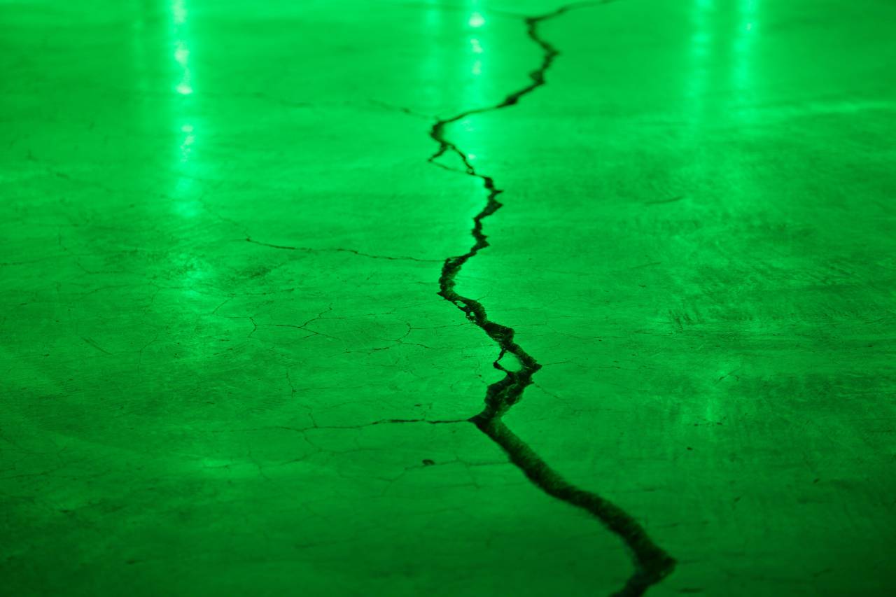 crack;cement;floor,backgrounds,abstract,dirty,damaged,close-up,pattern,old,nature,dark,broken, 