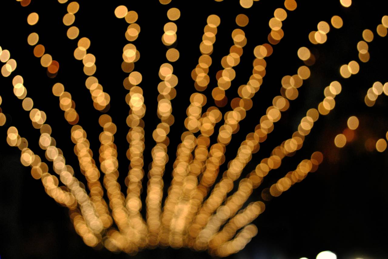 fondo;luces,fondos,desenfocado,noche,resumen,brillante,brillante,celebración,iluminado,brillante,decoración,patrón,equipo de iluminación,amarillo,brillo,oscuro,telón de fondo,multicolor,círculo,