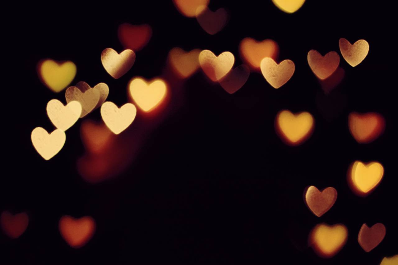 fondo;luces,resumen,fondos,desenfocado,amor,romance,resplandeciente,brillante,forma de corazón,noche,celebración,decoración,iluminado,telón de fondo,patrón,brillante,oscuro,amarillo,forma,