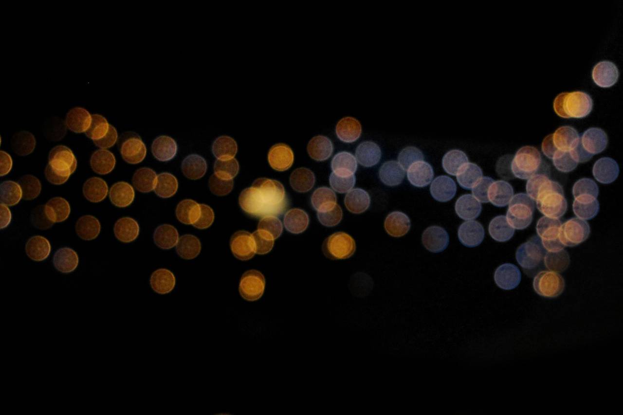 fondo;luces,resumen,fondos,desenfocado,noche,brillante,brillante,iluminado,celebración,oscuro,brillante,equipo de iluminación,amarillo,círculo,patrón,multicolor,decoración,telón de fondo,purpurina,fondo negro,primer plano,vibrante color, colores,