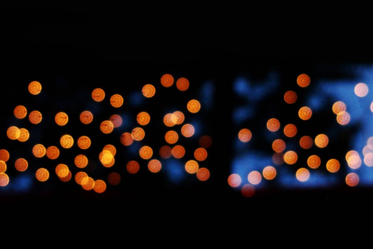 fondo;luces,desenfocado,fondos,resumen,noche,brillante,brillante,iluminado,celebración,equipo de iluminación,amarillo,oscuro,brillante,decoración,multicolor,patrón,telón de fondo,color vibrante,círculo,luz,fenómeno natural,calor, temperatura,brillo,luces de navidad,primer plano,