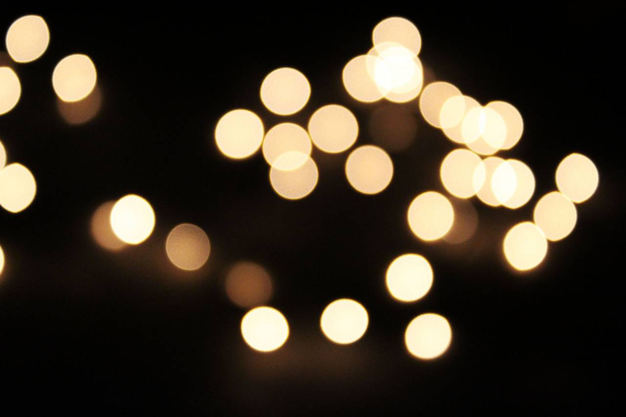fondo;luces,fondos,resumen,desenfocado,noche,brillante,brillante,iluminado,brillante,celebración,equipo de iluminación,oscuro,amarillo,telón de fondo,decoración,patrón,círculo,purpurina,multicolor,color vibrante,luz,fenómeno natural,
