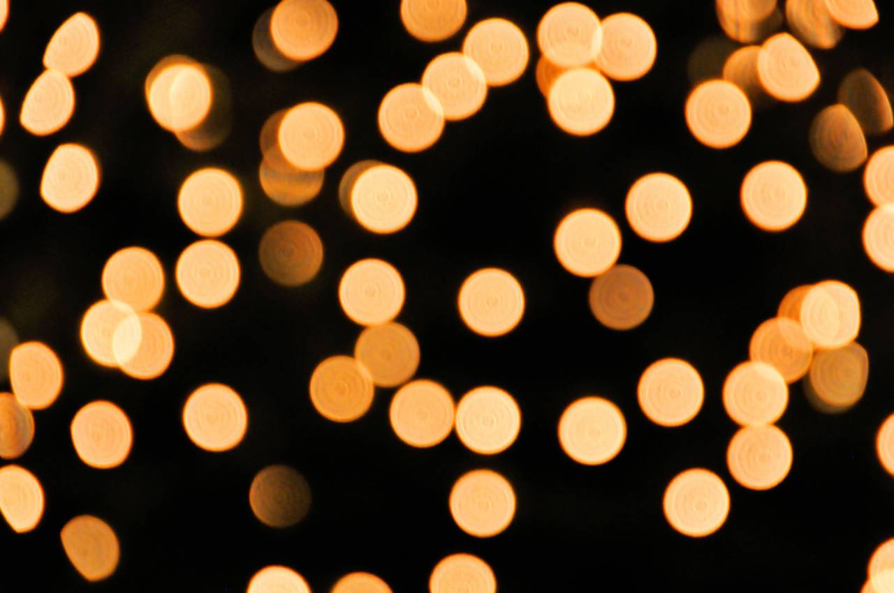 fondo;luces,desenfocado,fondos,resumen,noche,brillante,brillante,iluminado,brillante,patrón,celebración,amarillo,equipo de iluminación,decoración,círculo,telón de fondo,oscuro,purpurina,multicolor,primer plano,color vibrante,navidad luces,colores,luz,fenómeno natural,