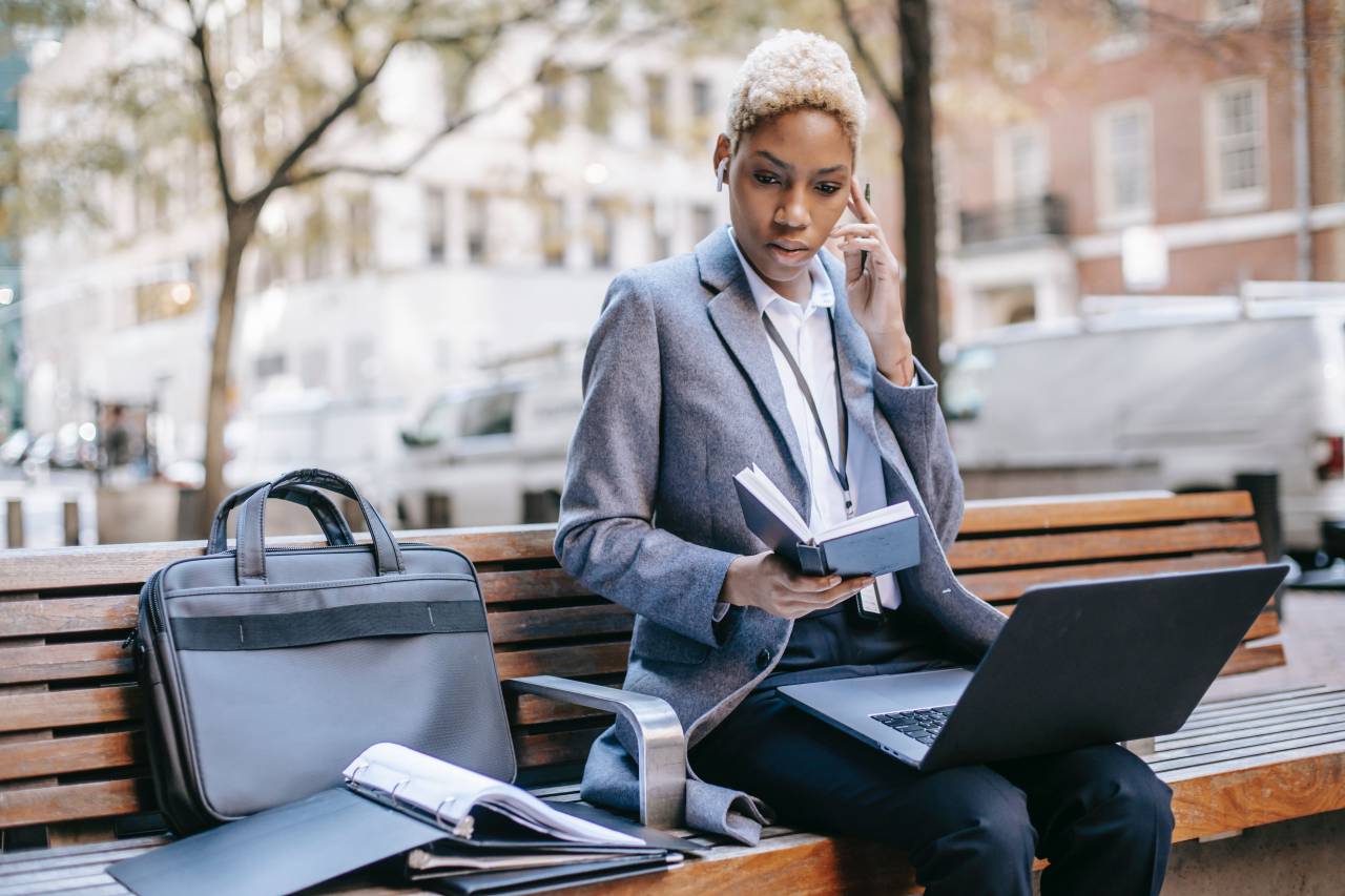 mujer;trabajando;portátil;al aire libre, una persona,empresario,hombres,persona de negocios,adulto,tecnología,negocios,al aire libre,teléfono móvil,adulto joven,varones,trabajando,estilos de vida,teléfono inteligente,ocupación profesional,ocupación,tecnología inalámbrica,computadora portátil ,comunicación,traje,sentado,mujer,internet,empresaria,uno,hombre,negocios corporativos,buscando,teléfono,