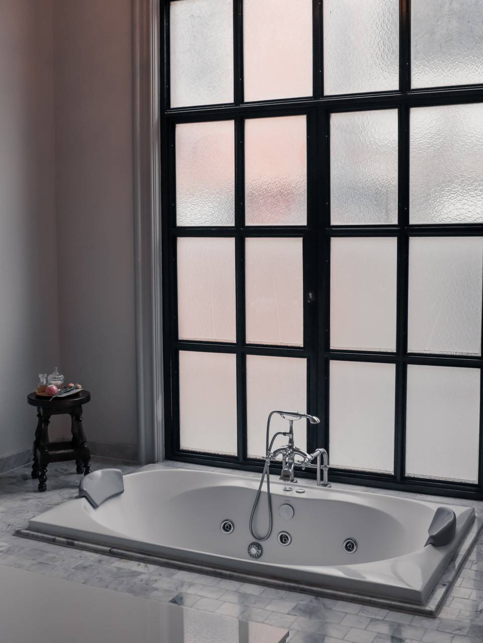 bañera;moderno,interior,habitación doméstica,moderno,ventana,grifo,baño doméstico,diseño,interior,arquitectura,suelos,lavabo,elegancia,ningún pueblo,lujo,bañera,