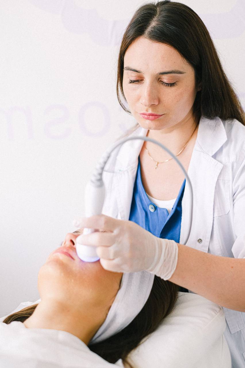 peeling;treatment;dermatology,women,healthcare and medicine,females,caucasian ethnicity,adult,human face,doctor, 