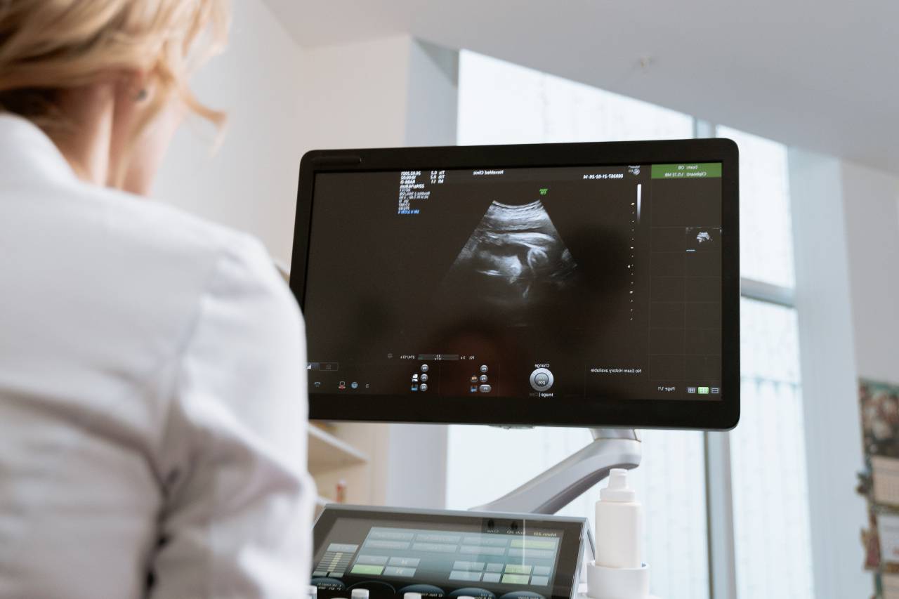 doctor;pregnant;ultrasound,healthcare and medicine,doctor,hospital,technology,women,indoors,equipment,caucasian ethnicity,science,adult,medicine,working,professional occupation,medical scan,computer monitor,surgery,computer,one person, 