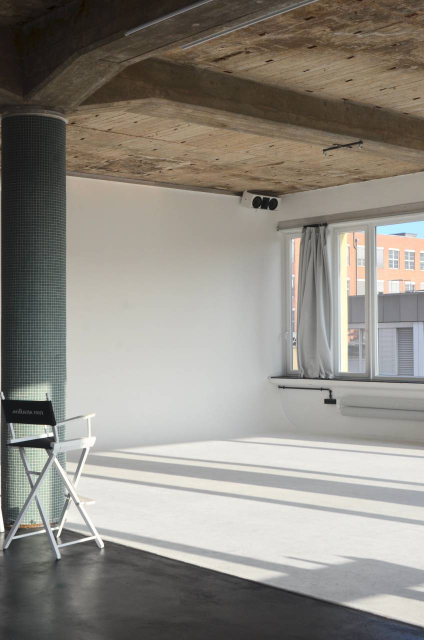 vacío;apartamento,interior,habitación doméstica,pisos,moderno,pared,construcción,arquitectura,diseño,silla,ventana,mesa,interior de la casa,ningún pueblo,vacío,madera,material,