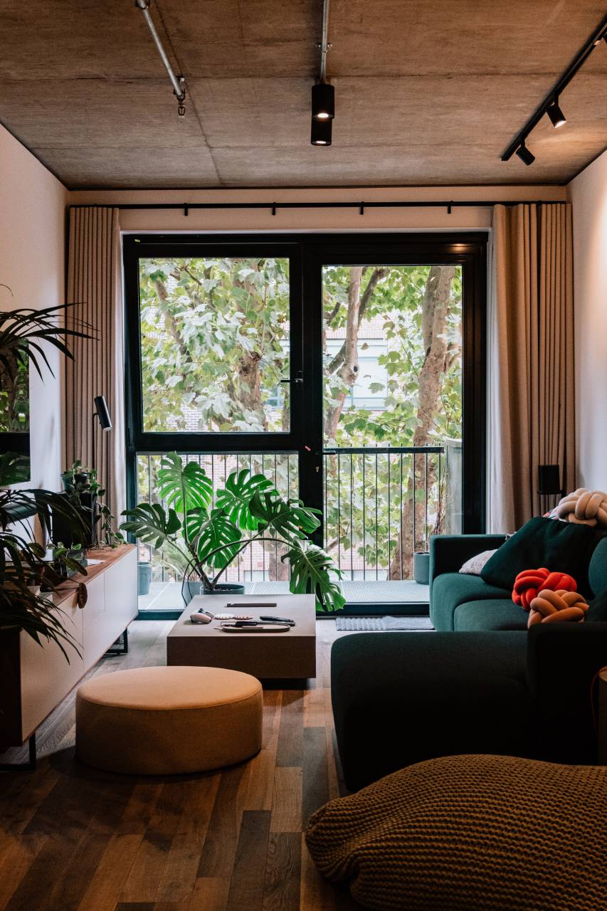 vida,interior,habitación doméstica,moderno,sofá,diseño,interior de la casa,ventana,estilos de vida,cómodo,suelo,arquitectura,mesa,sala de estar,decoración,relajación,elegancia,almohada,lujo,silla,apartamento,madera,material,