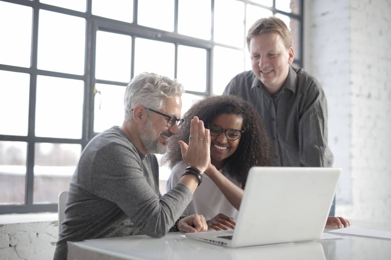 trabajo en equipo;exitoso,trabajo en equipo,hombres,oficina,empresario,interior,adulto,trabajando,persona de negocios,computadora portátil,varones,tecnología,negocios,ocupación,computadora,mujeres,lugar de trabajo,compañero de trabajo,ocupación profesional,empresaria,felicidad ,sonriendo,adulto maduro,nuevos negocios,etnia caucásica,cooperación,ropa informal,sentado,mirar,correo electrónico,internet,unión,gente real,debate,comunicación,tecnología inalámbrica,grupo multiétnico,espacio de copia,profesional de diseño, Utilizando un portátil,mesa,grupo de personas,conocimientos,parte de,escritorio,éxito,negocios corporativos,