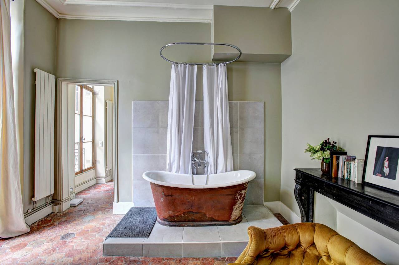 Bañera,interior,habitación doméstica,moderna,casa interior,diseño,baño doméstico,lujo,suelos,elegancia,cómodo,ningún pueblo,ventana,grifo,bañera,apartamento,arquitectura,estilos de vida,decoración,