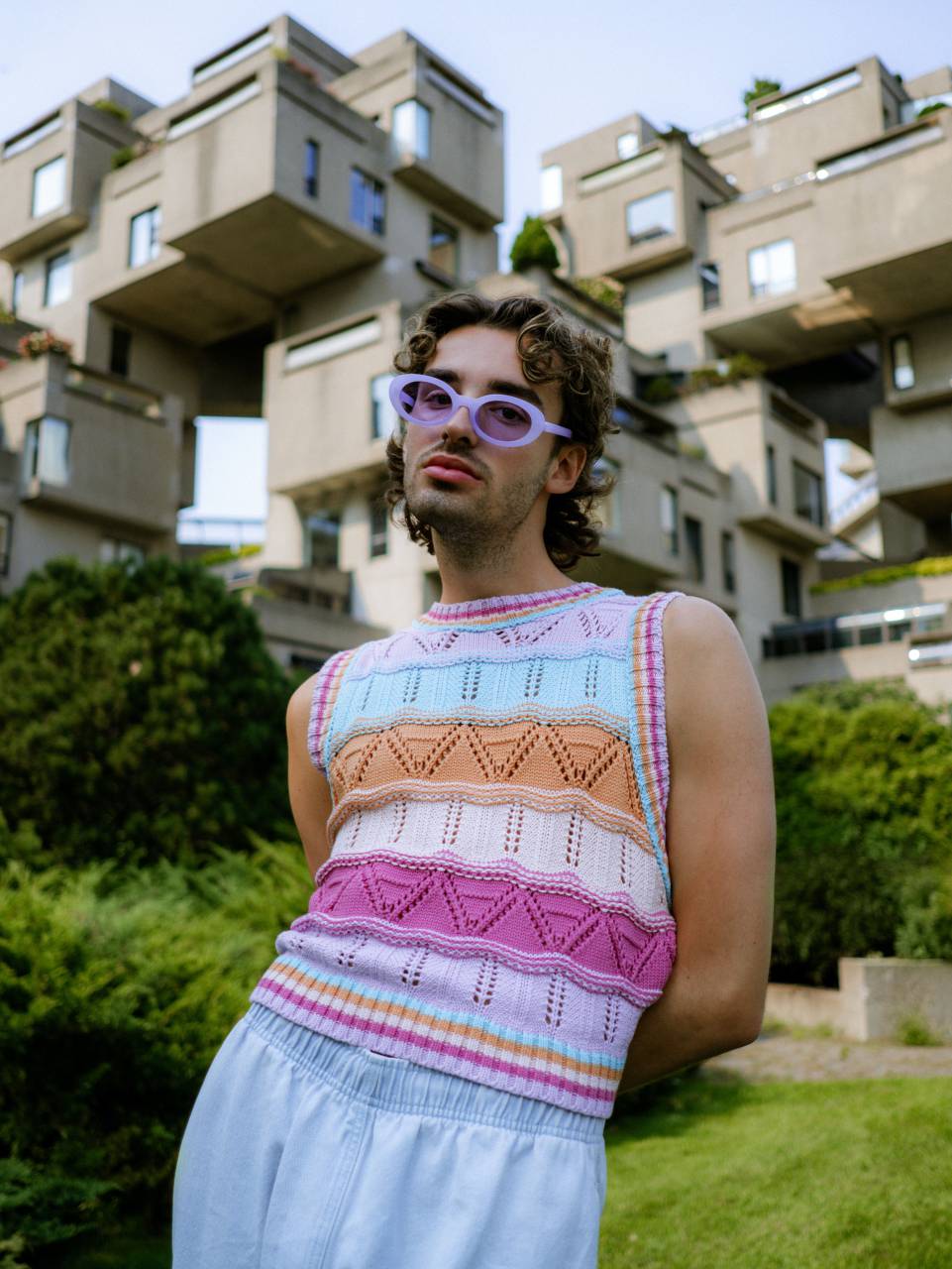 hombre;lgbtq;diversidad,hombres,al aire libre,una persona,estilos de vida,adulto,etnia caucásica,gafas de sol,varones,adulto joven,sonriendo,mirando a la cámara,verano,ropa casual,