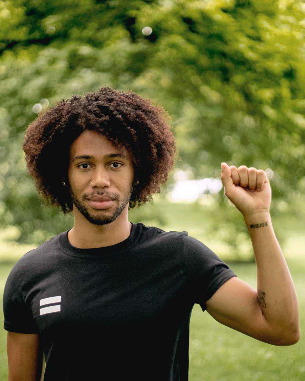 man;no violence;signal,men,outdoors,adult,one person,males,young adult,lifestyles,looking at camera,smiling,portrait,african ethnicity,casual clothing,nature,women,cheerful,caucasian ethnicity,sport,happiness,athlete, 