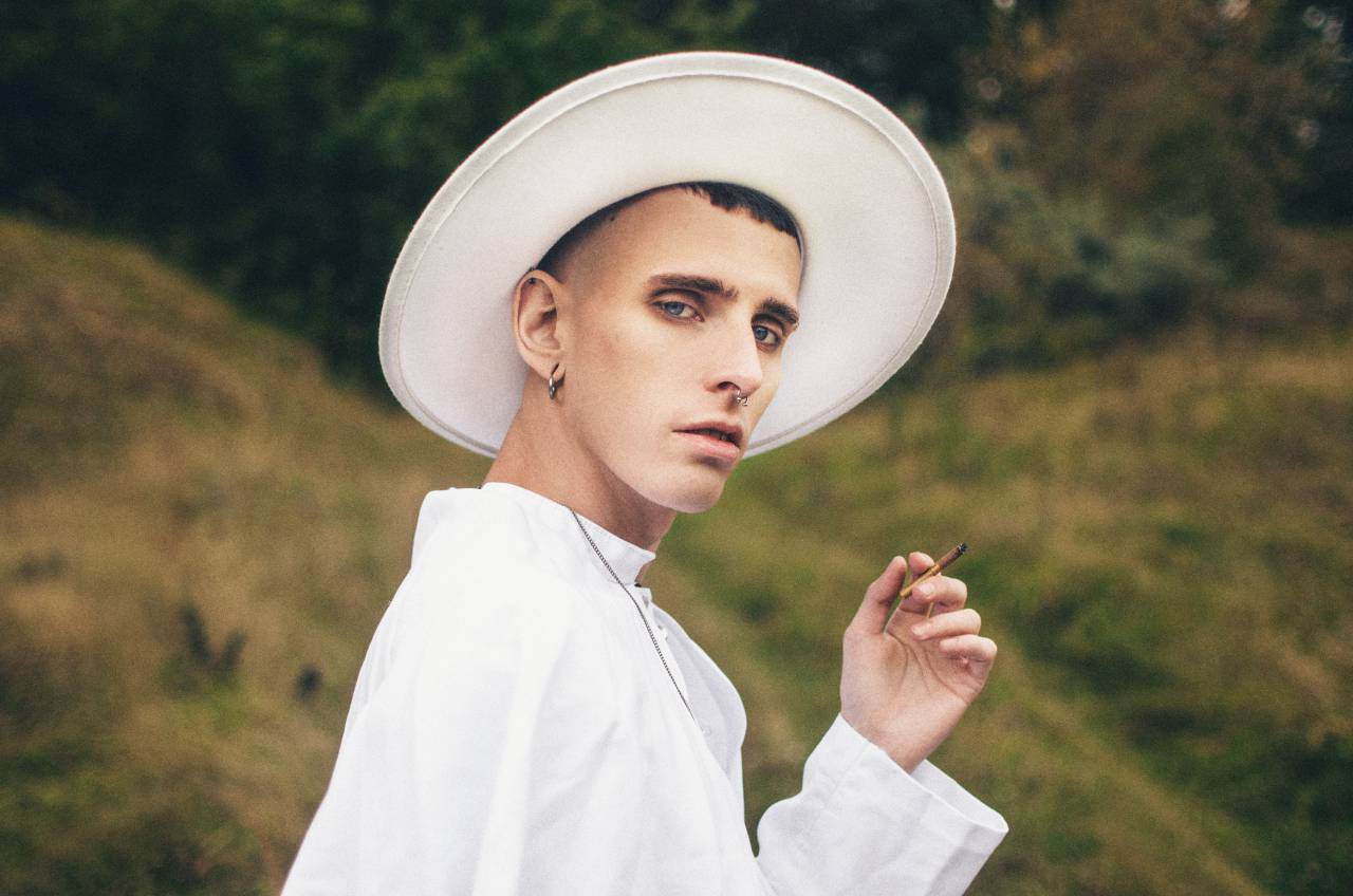 man;hat,men,outdoors,one person,caucasian ethnicity,adult,males,young adult,lifestyles,nature,portrait,looking,summer,beauty,fashion,looking at camera,women,day,one,man, 