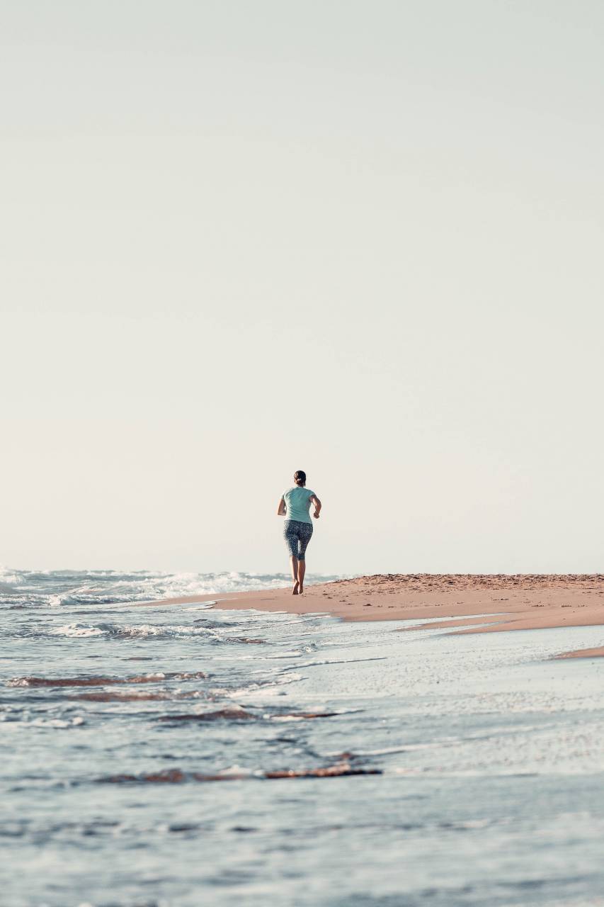 woman;running,men,outdoors,nature,sport,adult,one person,water,lifestyles,exercising,summer,jogging,running,adventure,recreational pursuit,healthy lifestyle,leisure activity,freedom,vacations,motion,rear view,activity,athlete,copy space, 
