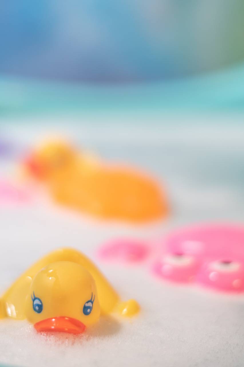 rubber duck;bathtub,toy,sand,fun,rubber,blue,childhood,child,summer,water,yellow,swimming pool,multi colored, 