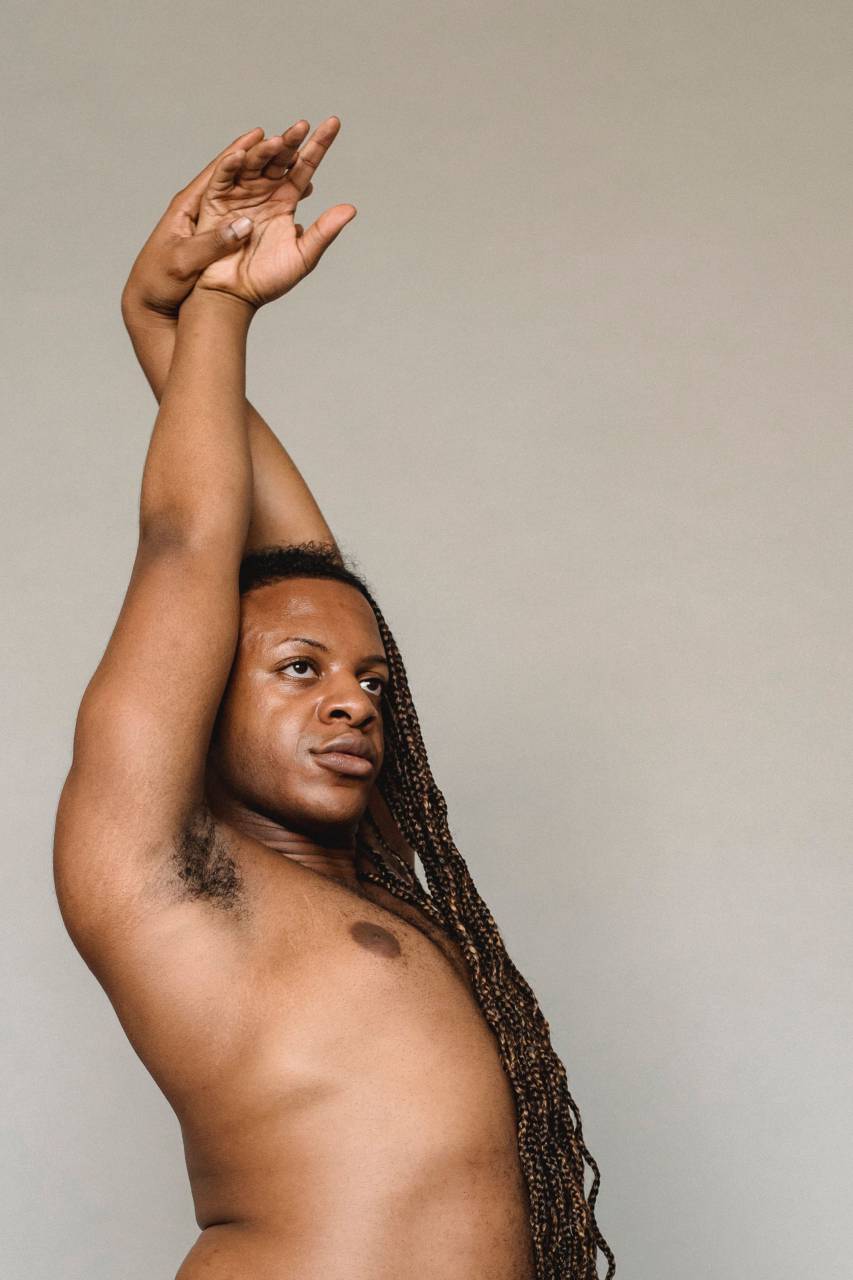 Hombre;lgbtq;diversidad,una persona,adulto,hombres,etnia africana,adulto joven,mujeres,varones,sonriendo,mirando a la cámara,foto de estudio,retrato,estilos de vida,belleza,