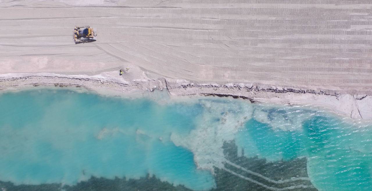 aéreo, vista, azul, agua, mar, océano, naturaleza, arena, playa, apuntalar, costa, aventura, gente, hombres, trabajando, vehículo, pesado, equipamiento,