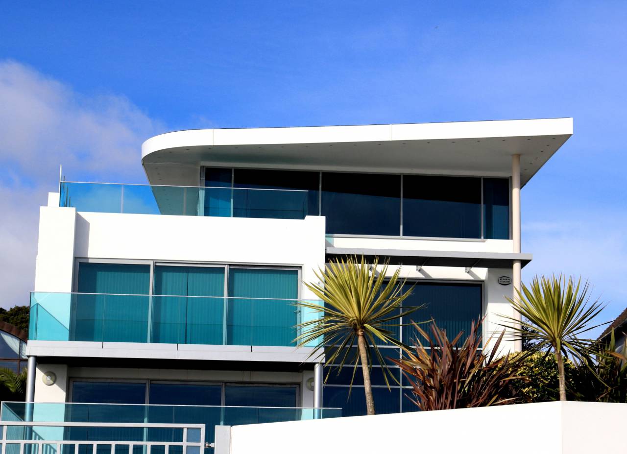 Arquitectura, edificio, infraestructura, estructura, establecimiento, casa, nubes, cielo, veranda, terraza, cortina, ventanas, árbol, jardín,