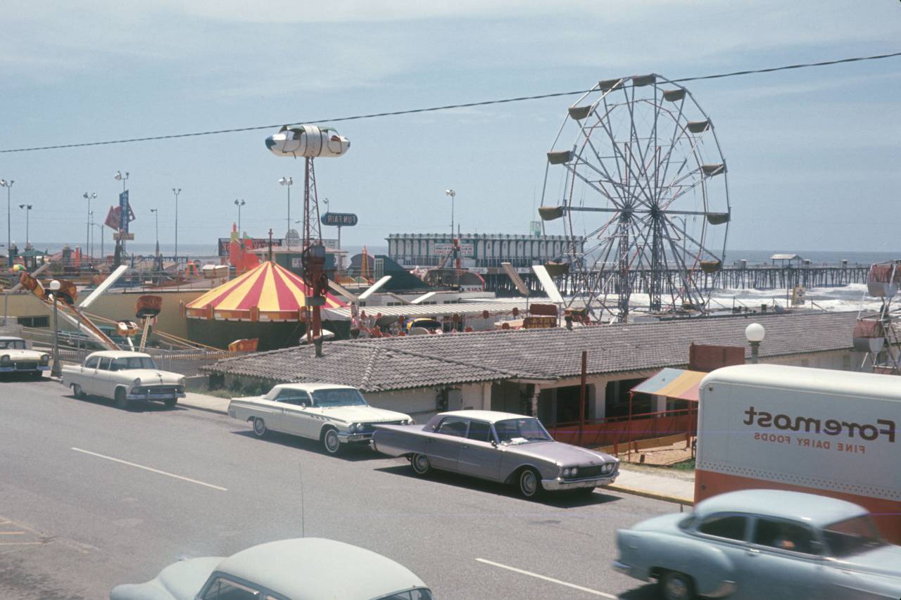 playa, la carretera, carros, muelle, retro, frente al mar, carnaval, divertido, agua, océano, cielo, vendimia, auto, antiguo, viajar, vacaciones, película, fotografía,