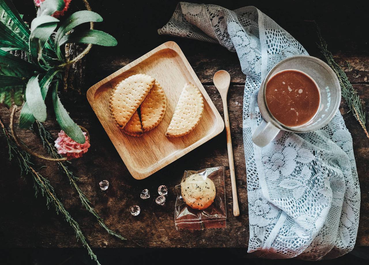 Galleta, paño, taza, chocolate, bebida, comida, madera, cuchara, plato, verde, hoja, mesa, presentación,