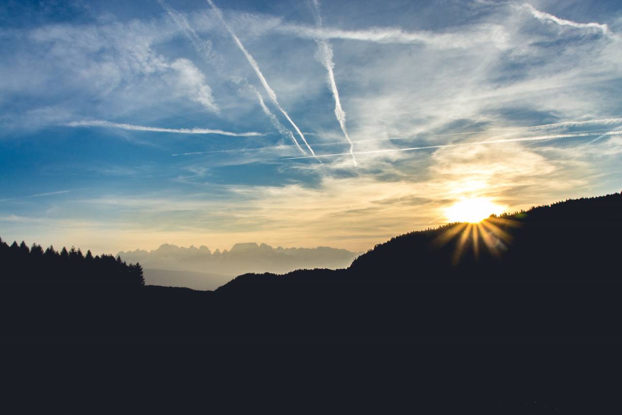 Azul, cielo, nubes, puesta de sol, amanecer, sol, sol, montaña, árboles, naturaleza, silueta,
