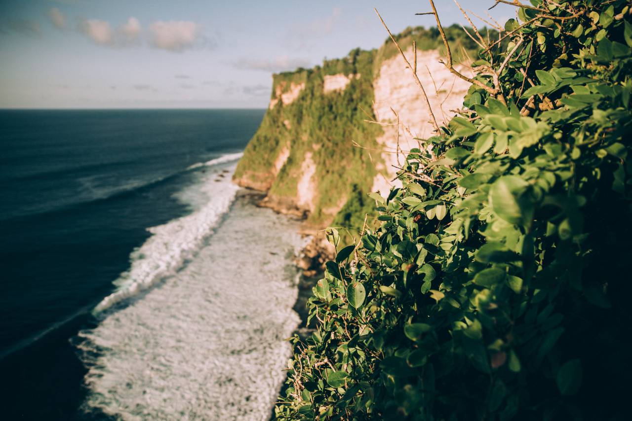 acantilado, océano, olas, mar, azul, cielo, nubes, vegetación, paisaje, isla, al aire libre, acantilados, agua, orilla, costa, roca, montañas, viajes,