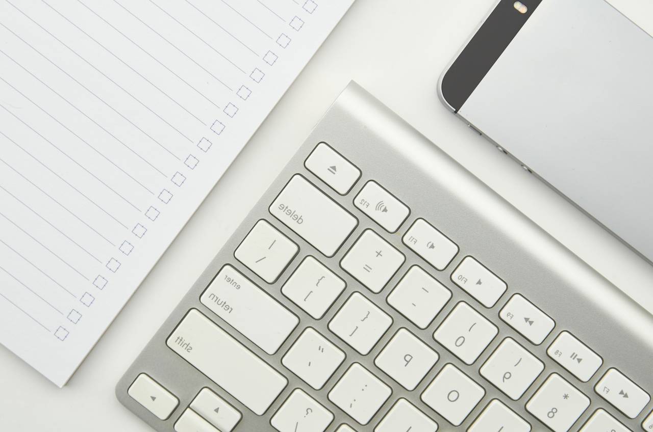 computadora, oficina, teclado, negocio, escritorio, cuaderno, fondo, blanco, papel, vacío, tecnología, nota, comunicación, bloc de notas, trabajo, plano, teléfono, iphone,