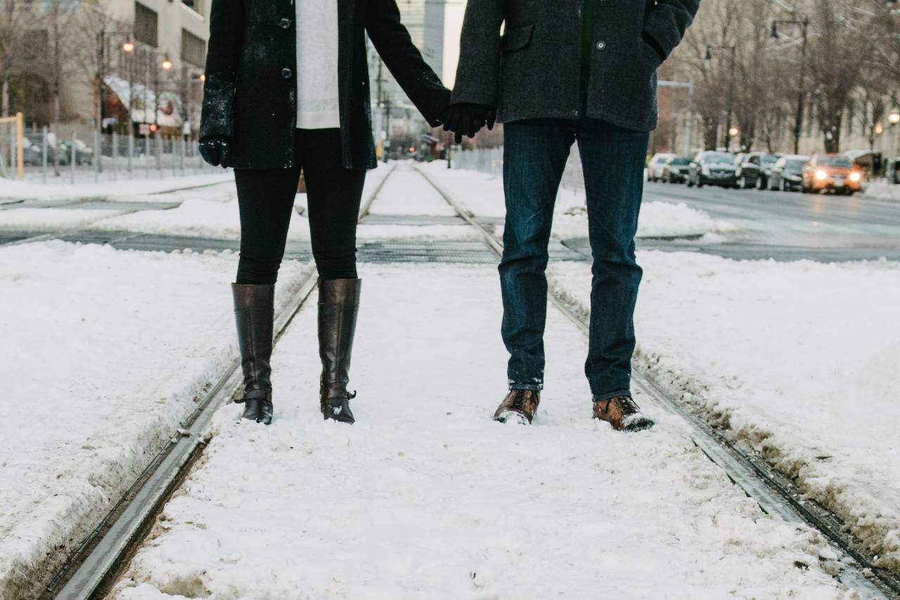 Pareja, amor, romance, tomados de la mano, niña, mujer, chico, hombre, gente, nieve, botas, invierno, frío, ciudad, urbano, calles, carreteras,