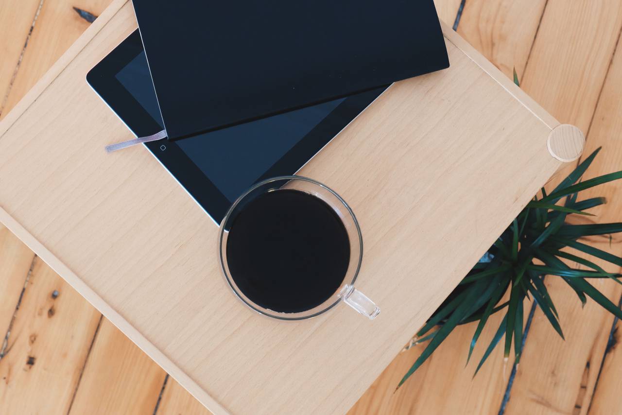 mueble, mesa, objetos, tableta, vaso, café, té, negro, beber, bebida, planta, libro, cuaderno, diseño, casa, decoración, vivo, piso, madera, estilo de vida, paneles, tableros,