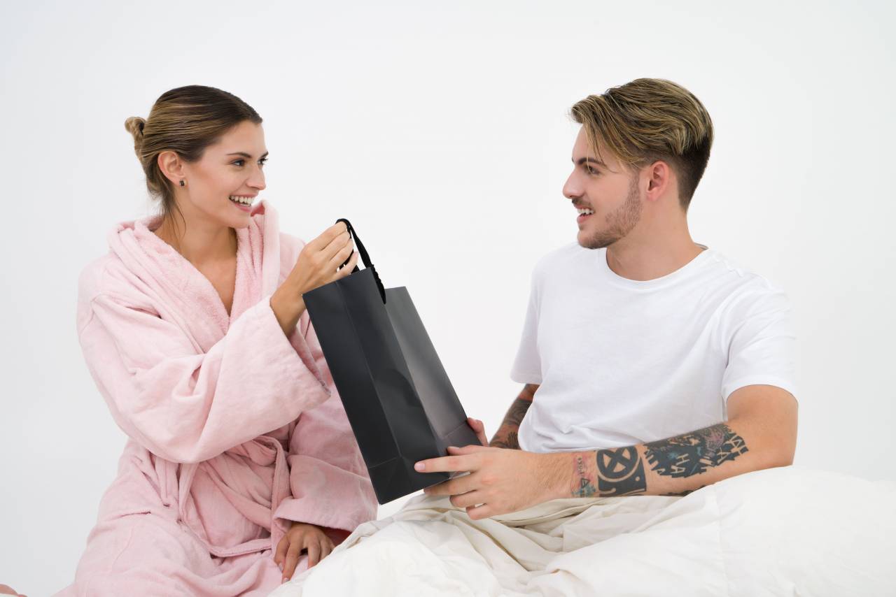 gift, present, birthday, couple, boyfriend, girlfriend, morning, happy, man, woman, love, romantic, people
, 